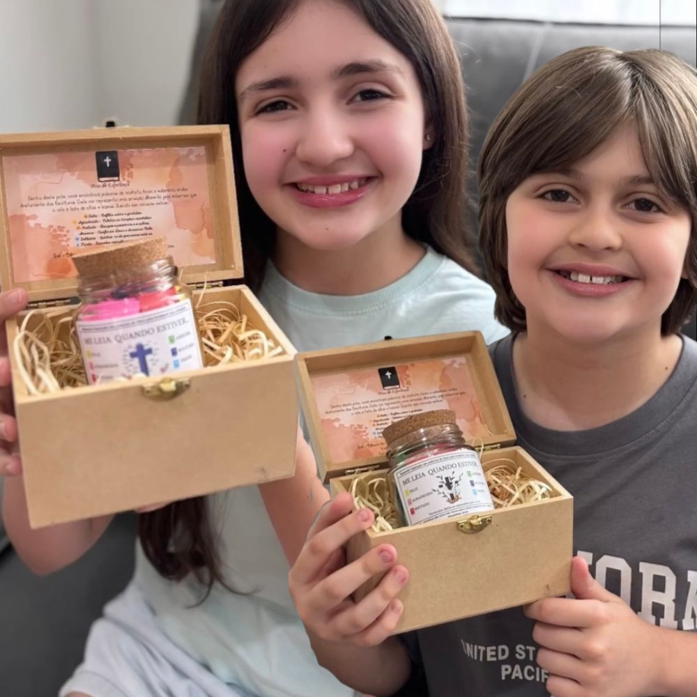 Crianças felizes com seus Potinhos da Esperança