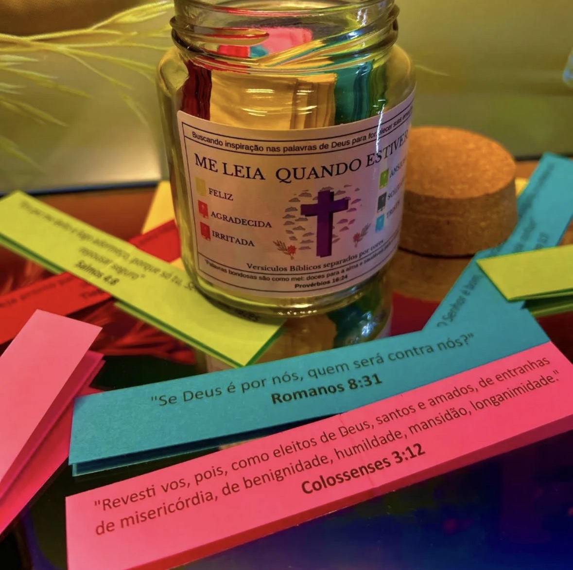 Potinho com versículos coloridos