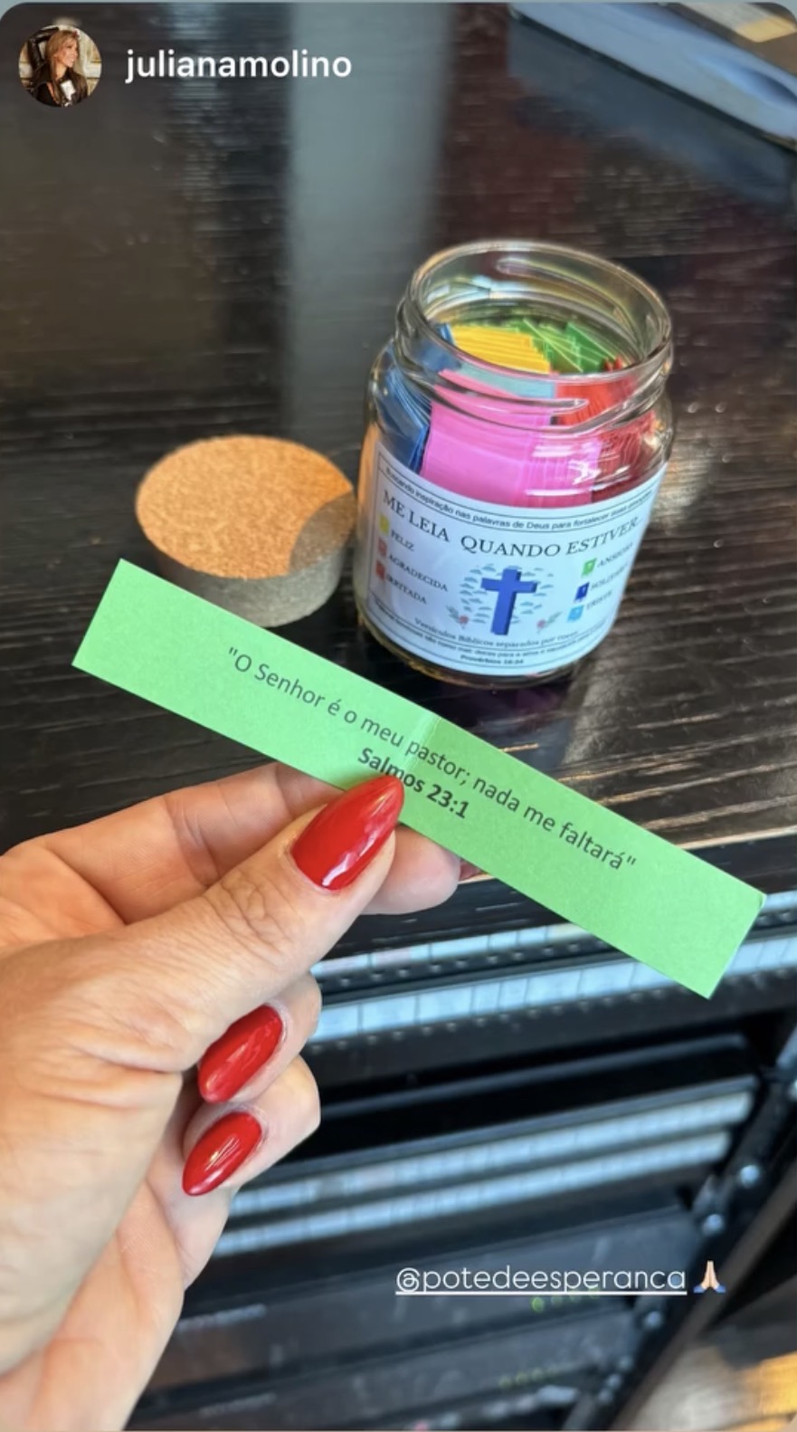 Cliente tirando versículo do potinho